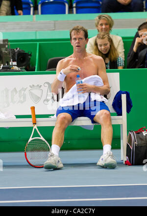 Zürich, Schweiz-März 24: Stefan Edberg spielt Tennis im Finale der BNP Paribas Open Champions Tour Aganinst Carlos Moya in Zürich, SUI auf 24. März 2012.  Er verlor das Match aus medizinischen Gründen. Stockfoto