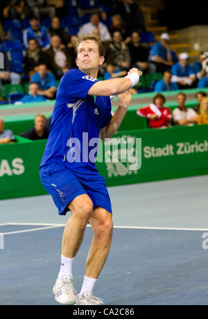 Zürich, Schweiz-März 24: Stefan Edberg spielt Tennis im Finale der BNP Paribas Open Champions Tour Aganinst Carlos Moya in Zürich, SUI auf 24. März 2012.  Er verlor das Match aus medizinischen Gründen. Stockfoto