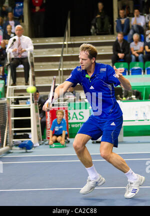 Zürich, Schweiz-März 24: Stefan Edberg spielt Tennis im Finale der BNP Paribas Open Champions Tour Aganinst Carlos Moya in Zürich, SUI auf 24. März 2012.  Er verlor das Match aus medizinischen Gründen. Stockfoto