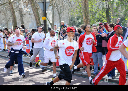 JLS beteiligen sich die Sport-Relief im Zentrum von London entlang der Mall laufen. London 25.03.12. Sainsbury's Sport Relief 2012 Meile laufen im Zentrum von London, beteiligen sich Konkurrenten in der Charity-Lauf entlang der Mall in der Nähe von Buckingham Palace. Stockfoto