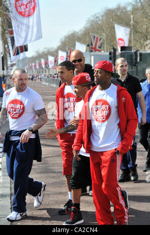 JLS beteiligen sich die Sport-Relief im Zentrum von London entlang der Mall laufen. London 25.03.12. Sainsbury's Sport Relief 2012 Meile laufen im Zentrum von London, beteiligen sich Konkurrenten in der Charity-Lauf entlang der Mall in der Nähe von Buckingham Palace. Stockfoto