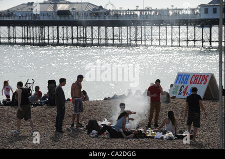 Menschen genießen Sie ein Barbecue auf Brighton Seafront heute während der ungewöhnlich heiß Zauber des Wetters für März in der UK Foto genommen von Simon Dack 25. März 2012 Stockfoto