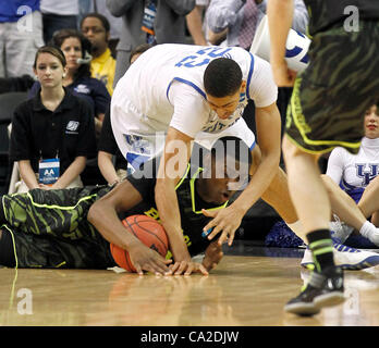 25. März 2012 - Atlanta, GA, USA - Baylor Bears weiterleiten Quincy Miller (30) und Kentucky Wildcats weiterleiten Anthony Davis (23) kämpfte für eine lockere Kugel, wie der University of Kentucky Baylor University in der NCAA Süden Regional final spielte in der Georgia Dome in Atlanta, Georgia, Sonntag, 25 März spielte, Stockfoto