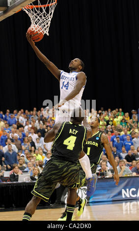 25. März 2012 - Atlanta, GA, USA - Kentucky Wildcats weiterleiten Michael Kidd-Gilchrist (14) erzielte zwischen Baylor Bears Acy Quincy (4) nach vorn und Baylor Bears weiterleiten Perry Jones III (1) als der University of Kentucky spielte Baylor University in der NCAA Süden Regional Final spielte in der Georgia Dome Stockfoto