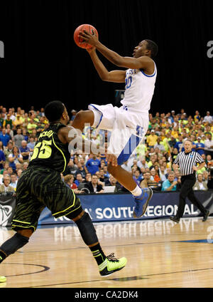 25. März 2012 - Atlanta, GA, USA - Kentucky Wildcats bewachen Doron Lamb (20) erzielte am Baylor Bears Wache Pierre Jackson (55) als der University of Kentucky, Baylor University in der NCAA Süd regionale Finale spielte in der Georgia Dome in Atlanta, Georgia, Sonntag, 25. März 2012 gespielt. Dies ist die erste Hälfte Stockfoto