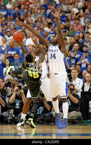 25. März 2012 unter Druck gesetzt - Atlanta, GA, USA - Kentucky Wildcats nach vorne Michael Kidd-Gilchrist (14) Baylor Bears Wache Pierre Jackson (55) als er versuchte, wie der University of Kentucky spielte Baylor University in der NCAA Süden Regional Final spielte in der Georgia Dome in Atlanta, Georgia, Sonntag zu schießen, Stockfoto