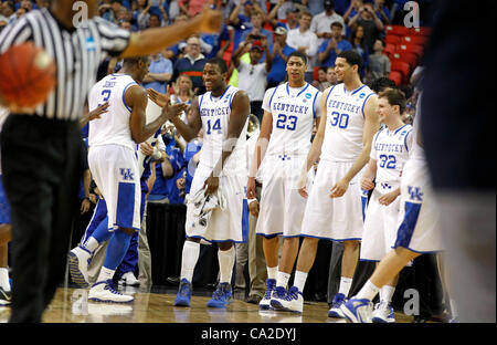 25. März 2012 - Atlanta, GA, USA - Kentucky Wildcats weiterleiten Terrence Jones (3) und Kentucky Wildcats nach vorne Michael Kidd-Gilchrist (14) und der Rest der Bank zu feiern, als das Spiel endete wie der University of Kentucky Baylor University in der NCAA Süden Regional Final spielte in der Geo besiegt Stockfoto