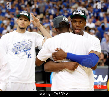 25. März 2012 - Atlanta, GA, USA - Kentucky Wildcats vorwärts Terrence Jones (3) umarmte Kentucky Wildcats Wache Darius Miller (1), zurück zur Kamera nach der University of Kentucky besiegte Baylor University in der NCAA Süden Regional final spielte in der Georgia Dome in Atlanta, Georgia, Sonntag, 25 März, Stockfoto