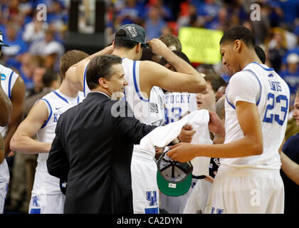 25. März 2012 - Atlanta, GA, USA - Kentucky Wildcats Cheftrainer feierte John Calipari mit dem Team nach der University of Kentucky Baylor University in der NCAA Süden Regional Final besiegt in der Georgia Dome in Atlanta, Georgia, Sonntag, 25. März 2012 gespielt. Dies ist zweite Hälfte Aktion. UK gewonnen Stockfoto