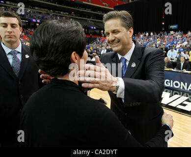 25. März 2012 - Atlanta, GA, USA - Kentucky Wildcats Cheftrainer John Calipari umarmt seine Frau Ellen Calipari nach der University of Kentucky Baylor University in der NCAA Süden Regional Final besiegt im Georgia Dome in Atlanta, Georgia, Sonntag, 25. März 2012 gespielt. Dies ist zweite Hälfte Aktion. U Stockfoto