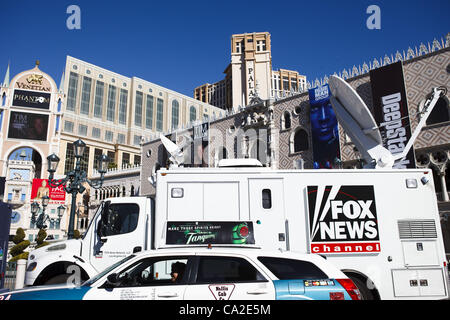 3. Februar 2012 - Las Vegas, Nevada, USA - A FOX News Satelliten Medien LKW für eine live Aufnahme außerhalb der Venetian und Palazzo Hotels am Vorabend des Nevada republikanische Caucus am Freitag, 3. Februar 2012 in Las Vegas, Nevada. (Kredit-Bild: © Patrick Fallon/ZUMAPRESS.com) Stockfoto