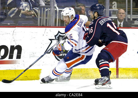 25. März 2012 - Columbus, Ohio, USA - Columbus Blue Jackets-Center kommt Derick Brassard (16), Edmonton Oilers Verteidiger Nick Schultz (15) entlang der Wand in der ersten Periode des Spiels zwischen den Edmonton Oilers und den Columbus Blue Jackets in der Nationwide Arena, Columbus, Ohio zu überprüfen. Edmonton-d Stockfoto