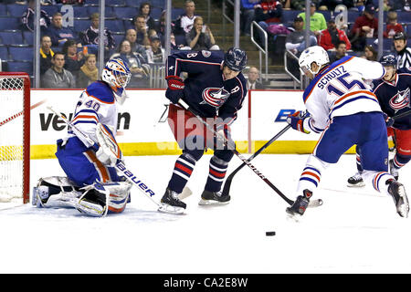 25. März 2012 - hält Columbus, Ohio, USA - Edmonton Oilers Verteidiger Nick Schultz (15) den Stick der Columbus Blue Jackets linken Flügel r.j. Umberger (18) Weg von den Puck vor dem Netz in der ersten Periode des Spiels zwischen den Edmonton Oilers und den Columbus Blue Jackets in der Nationwide Arena, Stockfoto