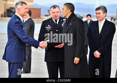 US-Präsident Barack Obama empfängt Oberst Patrick McKenzie, 51. Fighter Wing Commander bei der Ankunft in Osan Air Force Base 25. März 2012 in Seoul, Südkorea. Der Präsident durchquerten die Basis auf dem Weg nach 2012 Nuclear Security Summit in Seoul. Stockfoto