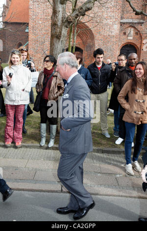 März Montag 26, 2012 – Helsingør, Dänemark. Prinz Charles und der Duchess of Cornwall auf offiziellem Besuch in Dänemark. Prinz Charles zu Fuß außerhalb der St. Olai Kirche St. Anna Straße zwischen seinen vielen Gesprächen mit den versammelten Bürgern Elsinore. Stockfoto