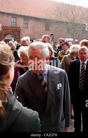 März Montag 26, 2012 - Helsingør, Dänemark. Prinz Charles und der Duchess of Cornwall auf offiziellem Besuch in Dänemark. Prinz Charles und Camilla Händeschütteln und im Gespräch mit Elsinore der Bürger vor dem Eintritt in das ehemalige Karmeliterkloster und Sct Mariae Kirche. Stockfoto