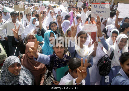 Jinnah Post Graduate Medical Centre (GPMA) Krankenpflege Studenten protestieren zu Gunsten ihrer Anforderungen während der Demonstration am Montag, 26. März 2012 in Karachi. Stockfoto