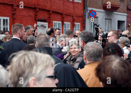 März Montag 26, 2012 Helsingør, Dänemark. Prinz Charles und Herzogin von Cornwall auf Staatsbesuch. Prinz Charles, Camilla und Bürger Elsinore genossen jede andere Firma und Sicherheit einen anstrengenden Tag auf dem Spaziergang durch die historischen Straßen gab. Hier Prinz Charles im Gespräch mit Menschen in einer Menschenmenge Stockfoto