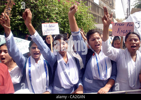 Jinnah Post Graduate Medical Centre (GPMA) Krankenpflegeschüler schreien Parolen zu Gunsten ihrer Anforderungen bei Protestkundgebung in Karachi auf Montag, 26. März 2012. Stockfoto