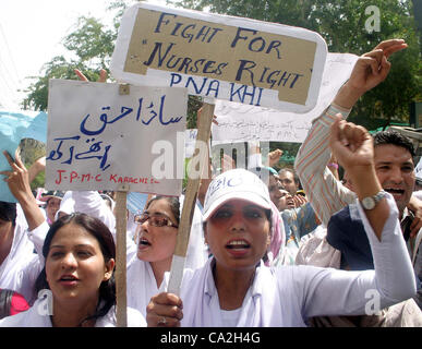 Jinnah Post Graduate Medical Centre (GPMA) Krankenpflegeschüler schreien Parolen zu Gunsten ihrer Anforderungen bei Protestkundgebung in Karachi auf Montag, 26. März 2012. ). Stockfoto