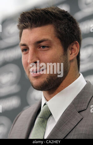 26. März 2012 besucht - Florham Park, New York, US - Football-Spieler TIM TEBOW eine Pressekonferenz, wo er Fragen über seinen neuen Status beantwortet als Backup-Quarterback für die New York Jets im Atlantik Gesundheit Jets Training Center gehalten. (Bild Kredit: Nancy Kaszerman/ZUMAPRESS.com ©) Stockfoto