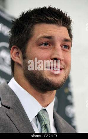 26. März 2012 besucht - Florham Park, New York, US - Football-Spieler TIM TEBOW eine Pressekonferenz, wo er Fragen über seinen neuen Status beantwortet als Backup-Quarterback für die New York Jets im Atlantik Gesundheit Jets Training Center gehalten. (Bild Kredit: Nancy Kaszerman/ZUMAPRESS.com ©) Stockfoto