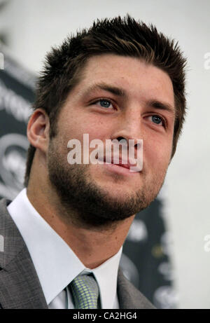 26. März 2012 besucht - Florham Park, New York, US - Football-Spieler TIM TEBOW eine Pressekonferenz, wo er Fragen über seinen neuen Status beantwortet als Backup-Quarterback für die New York Jets im Atlantik Gesundheit Jets Training Center gehalten. (Bild Kredit: Nancy Kaszerman/ZUMAPRESS.com ©) Stockfoto