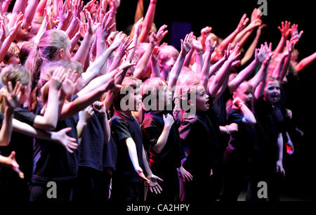 Quincentennial feiern: Lewes alten Gymnasiasten durchführen 'Festival 500' auf der Bühne in Glyndebourne. Stockfoto