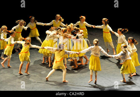 Quincentennial feiern: Lewes alten Gymnasiasten durchführen 'Festival 500' auf der Bühne in Glyndebourne. Stockfoto