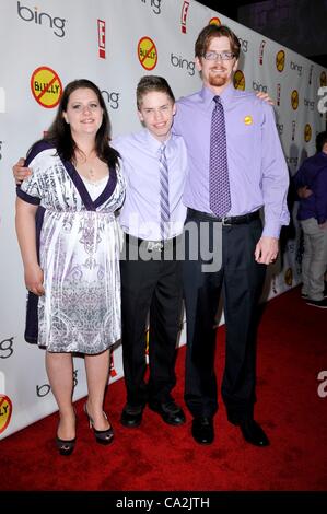 Jackie Libby, Alex Libby, Philip Libby im Ankunftsbereich für BULLY Premiere, chinesische 6 Theater, Los Angeles, CA 26. März 2012. Foto von: Elizabeth Goodenough/Everett Collection Stockfoto