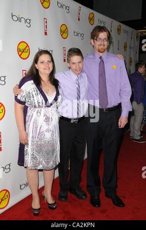 Jackie Libby, Alex Libby, Philip Libby im Ankunftsbereich für BULLY Premiere, chinesische 6 Theater, Los Angeles, CA 26. März 2012. Foto von: Tony Gonzalez/Everett Collection Stockfoto