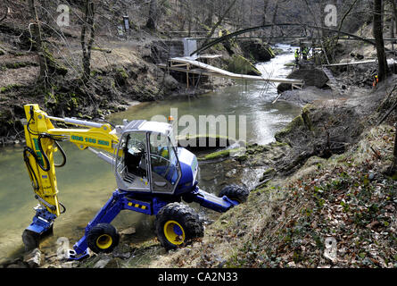 Die neue Brücke ist über Fluss Kamenice in Hrensko, Tschechische Republik, 27. März 2012 gebaut. (CTK Foto/Libor Zavoral) Stockfoto