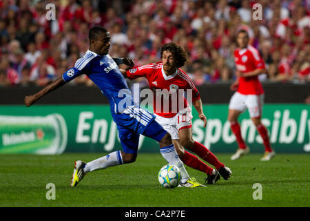 27. März 2012 - Lissabon, Portugal - Salomon Kalou Chelsea FC vorwärts (L) und Pablo Aimar SL Benfica Midfielder (R) während des Spiels zwischen Portugal SL Bebfica und England Chelsea FC für die erste Etappe der Viertelfinale der Uefa Champions League im Luz Stadium in Lissabon.  Bildnachweis: Ped Stockfoto