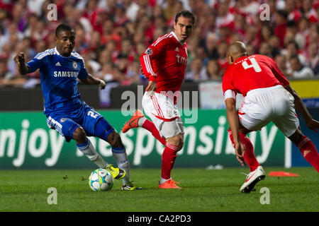 27 März 2012 - Lissabon, Portugal - Salomon Kalou Chelsea FC vorwärts (L) vorbei an Benfica Spieler während des Spiels zwischen Portugal SL Bebfica und England Chelsea FC für die erste Etappe der Viertelfinale der Uefa Champions League im Luz Stadium in Lissabon.  Bildnachweis: Pedro Nunes Stockfoto