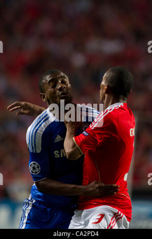27. März 2012 - Lissabon, Portugal - Salomon Kalou Chelsea FC vorwärts (L) und Emerson SL Benfica Defender (R) während des Spiels zwischen Portugal SL Bebfica und England Chelsea FC für die erste Etappe der Viertelfinale der Uefa Champions League im Luz Stadium in Lissabon.  Bildnachweis: Pedro Nun Stockfoto