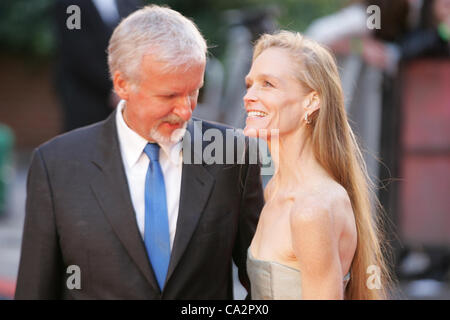 James Cameron & Suzy Amis Cameron besuchen die Titanic 3D - Welt-Premiere in der Royal Albert Hall in London Stockfoto