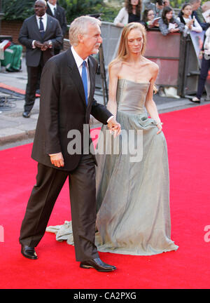 James Cameron & Suzy Amis Cameron besuchen die Titanic 3D - Welt-Premiere in der Royal Albert Hall in London Stockfoto