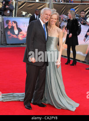 London, England, Großbritannien - James Cameron und Suzy Amis Cameron besuchen die "Titanic 3D" Welt-Premiere in der Royal Albert Hall, London - 27. März 2012 Foto von Keith Mayhew Stockfoto