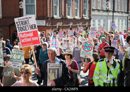 LONDON, UK, 28. März 2012. Tausende von Dozentinnen und Dozenten versammelten sich in Malet Street vor dem Marsch nach Westminster zum protest gegen die Pläne der Regierung für die öffentlichen Renten. Stockfoto