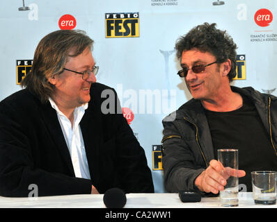 Britischer Regisseur Pawel Pawlikowsky (rechts) spricht bei Werkseinnstellung Coneference mit Programmdirektor Stefan Uhrik Febiofest Film Festival in Prag, Tschechien am 28. März 2012. (CTK Foto/Stanislav Peska) Stockfoto