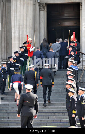 London, UK. 29. März 2012. Anreise für den Dienst des Gedenkens für Kapitän R.F. Scott RN am 29. März 2012 anlässlich die Hundertjahrfeier der letzte Eintrag in seinem Tagebuch in der St. Pauls Kathedrale in 11:00 statt. PhotographyCredit: Matthew Chattle/Alamy Live-Nachrichten Stockfoto