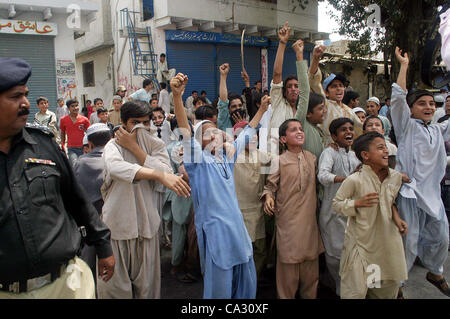 Demonstranten skandieren Parolen gegen das Töten eines Aktivisten der Awami National Party (ANP), Zain-Ul-Abideen, die von nicht identifizierten bewaffneten gestern bei Protestkundgebung am Patel Para-Bereich in Karachi auf Donnerstag, 29. März 2012 niedergeschossen wurde. Stockfoto