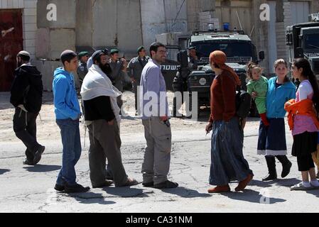 29. März 2012 - Hebron, Westjordanland, Palästinensische Autonomiegebiete - Kinder der israelischen Siedler am Eingang zu einem besetzten palästinensischen Haus stehen nachdem Dutzende von jüdischen Siedlern übernahm das Anwesen über Nacht, behaupten sie das rechtliche Eigentum, in der besetzten Westbank von Hebron am 29. März, Stockfoto