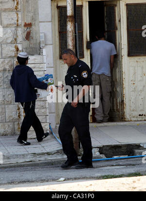 29. März 2012 - Hebron, Westjordanland, Palästina - israelische Siedler stehen am Eingang zu einem besetzten palästinensischen Haus nachdem Dutzende von jüdischen Siedlern übernahm das Anwesen über Nacht, behaupten sie das rechtliche Eigentum, in der besetzten Westbank von Hebron am 29. März 2012. Foto Stockfoto