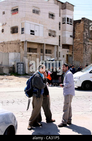 29. März 2012 - Hebron, Westjordanland, Palästina - israelische Siedler stehen am Eingang zu einem besetzten palästinensischen Haus nachdem Dutzende von jüdischen Siedlern übernahm das Anwesen über Nacht, behaupten sie das rechtliche Eigentum, in der besetzten Westbank von Hebron am 29. März 2012. Foto Stockfoto