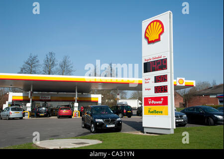 Normalem Diesel Kraftstoffpreis tops £1,50 pro Liter an A Shell Unternehmen Station auf der A45 London Road Northampton England UK früher Stockfoto