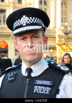 London, UK. 29.03.12. Metropolitan Police Deputy Assistant Commissioner, Stephen Kavannagh beim Start der Operation Trafalgar am Piccadilly Circus. Stockfoto