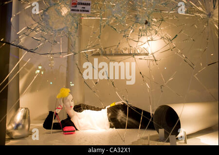 Barcelona, Katalonien, Spanien. 29. März 2012 - Mannequin in zerschlagen Zara Schaufenster, in einer der Haupteinkaufsstraßen in Barcelona, Passeig de Gracia, am Ende des Generalstreiks. Stockfoto