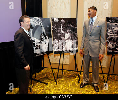29. März 2012 - New Orleans, LA, USA - UK-Coach John Calipari und Anthony Davis mit Fotos von früheren Gewinnern, Marcus Camby und John Wall, gestellt, nachdem The Commonwealth Athletic Club of Kentucky Davis mit dem 2012 vorgestellt, die Rupp Trophy im Rahmen einer Feierstunde im Marriott New Orleans Hotel C statt Stockfoto