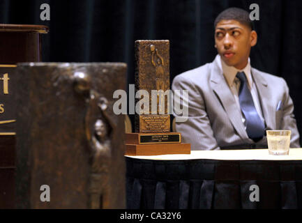 29. März 2012 - New Orleans, LA, USA - 2012, die Adolph Rupp Trophy von The Commonwealth Athletic Club of Kentucky Großbritanniens Anthony Davis während einer späten Nachmittag Zeremonie vorgestellt wurde in das Marriott New Orleans Hotel am Canal St. in New Orleans, Louisiana, Freitag, 30. März 2012 statt. Charles Bertram | St. Stockfoto